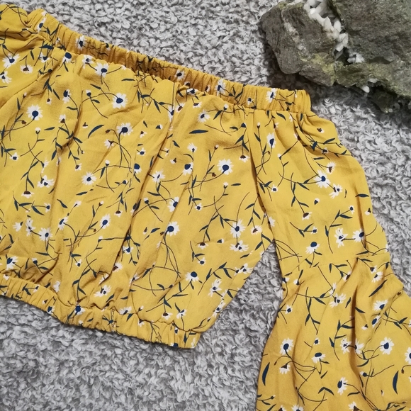 Off-the-shoulder, cropped, floral top NWOT - Picture 4 of 5